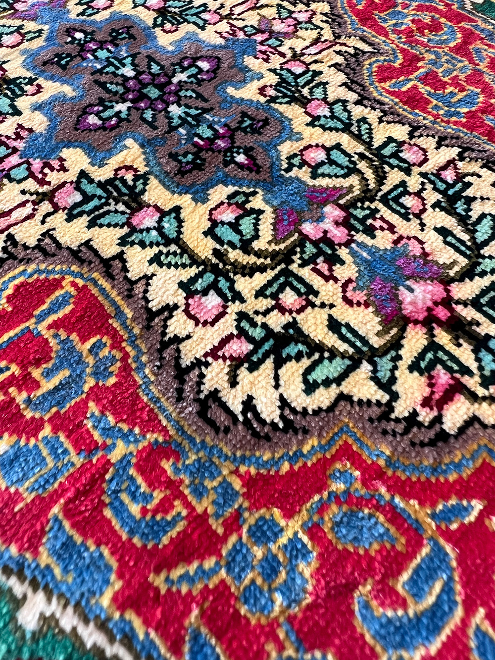 クム産シルク絨毯
