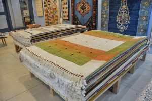 ペルシャ絨毯と無垢材家具の店　TRIO STYLE