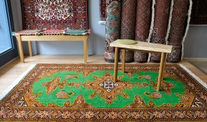 ペルシャ絨毯と木の家具