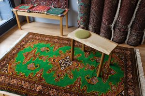 ペルシャ絨毯と木の家具