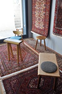 ペルシャ絨毯と小さな家具