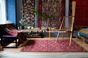 ペルシャ絨毯と木の家具