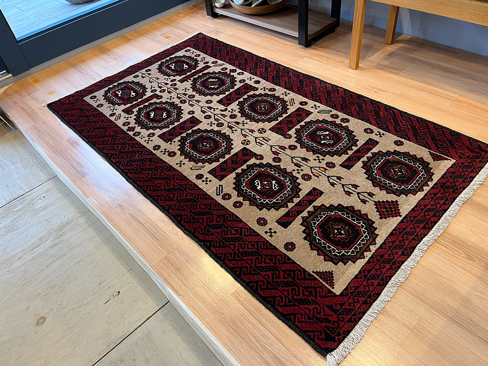 バルーチ産ペルシャ絨毯