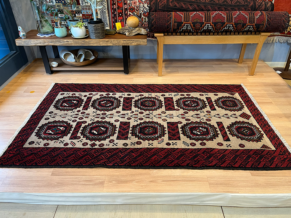 バルーチ産ペルシャ絨毯