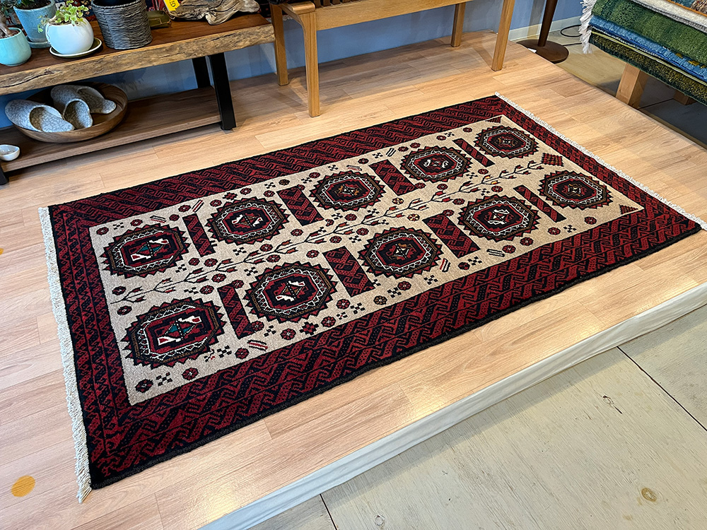 バルーチ産ペルシャ絨毯