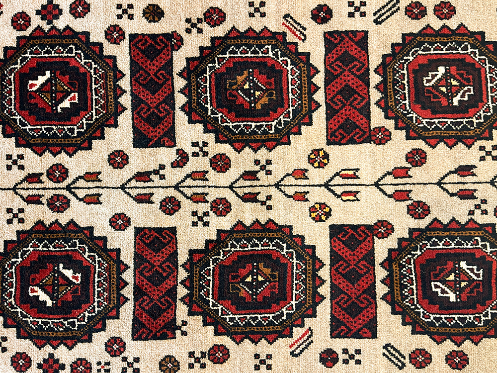 バルーチ産ペルシャ絨毯