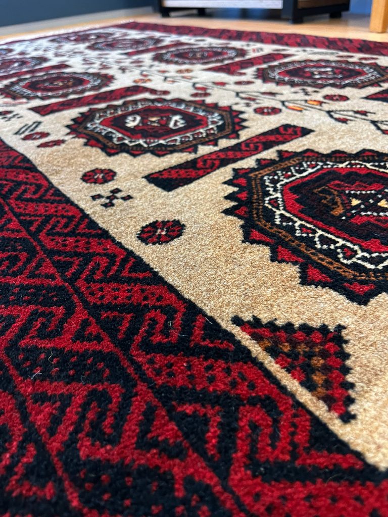 バルーチ産ペルシャ絨毯