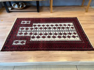 バルーチ産ペルシャ絨毯