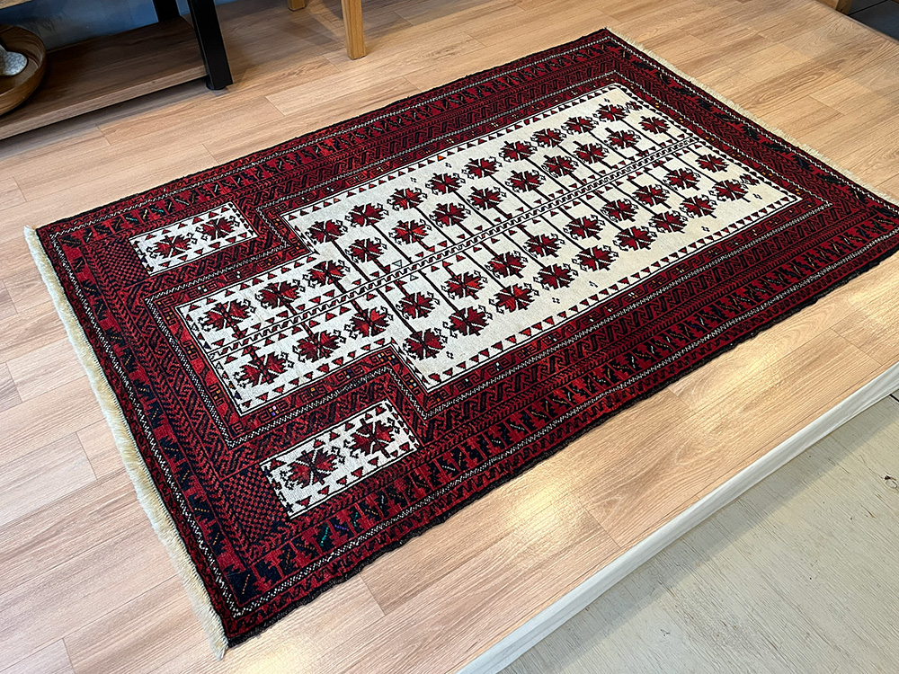 バルーチ産ペルシャ絨毯